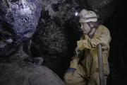Gary Ridley verwaltet die Treak Cliff Cavern. 2015 entdeckt er in der Höhle durch Zufall eine neue Blue John Ader. Gary Ridley verwaltet die Treak Cliff Cavern. 2015 entdeckt er in der Höhle durch Zufall eine neue Blue John Ader.