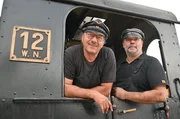 Lokführer Hermann Hafner (li.) und Lokführer Ingo Adam (re.) – das „Dreamteam“ auf dem Führerstand von Lok 12