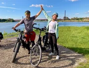 Ruhrtalradweg; Biker und Blogger Sandra Wolfson und Jochen Schlutius am Ziel Ruhrm&uuml;ndung in den Rhein bei Duisburg