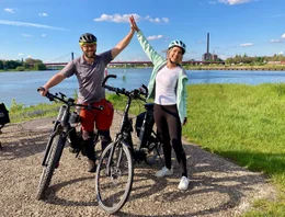Ruhrtalradweg; Biker und Blogger Sandra Wolfson und Jochen Schlutius am Ziel Ruhrm&uuml;ndung in den Rhein bei Duisburg