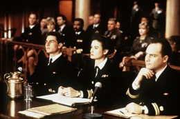 Lt. Kaffee (Tom Cruise, l.), Lt. JoAnne Galloway (Demi Moore, M.) und Lt. Sam Weinberg (Kevin Pollak, r.) sollen die beiden angeklagten Soldaten verteidigen. Aber im Laufe des Prozesses werden aus den Verteidigern Ankl&auml;ger ...