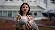 Evelin (Emily Kusche) schaut mit Baby Mila (Lucia Wernze) einer ungewissen Zukunft entgegen.