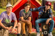 Die Jungsgruppe der "Drei Muskeltiere": K&ouml;bi (Benjamin Lutzke, l.), Alexander (Louis Held, M.) und Urs (Phil Laude, r.) will die M&auml;dchen im Geocaching besiegen.