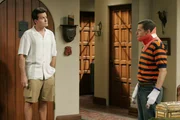 Durch den Sturz vom Dach ist Alan (Jon Cryer, r.) nicht fähig, Jake übers Wochenende zu nehmen. Charlie (Charlie Sheen, l.) verspricht ihm jedoch an seiner Stelle für Jake zu sorgen ... Durch den Sturz vom Dach ist Alan (Jon Cryer, r.) nicht fähig, Jake übers Wochenende zu nehmen. Charlie (Charlie Sheen, l.) verspricht ihm jedoch an seiner Stelle für Jake zu sorgen ...