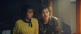 Suokko (Elias Westerberg) und Liisa (Mimosa Willamo) wurden gerade von den Jungs aus dem Meer gerettet.