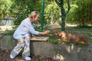 Mechthild (Diana Körner) nähert sich Nachbarshund Caesar mit einem Leckerli. Mechthild (Diana Körner) nähert sich Nachbarshund Caesar mit einem Leckerli.