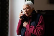 Frau Jansen (Karin Heine) nimmt Kontakt zu ihrem Sohn auf.