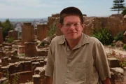 Althistoriker Prof. Dr. Michael Sommer auf dem Byrsa-H&uuml;gel, mit punischen und r&ouml;mischen Ruinen im Hintergrund.