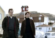 Irene Huss (Angela Kovacs) und ihr Kollege Fredrik Stridh (Eric Ericson) versuchen aus den verstockten Inselbewohnern etwas heraus zu bekommen. Irene Huss (Angela Kovacs) und ihr Kollege Fredrik Stridh (Eric Ericson) versuchen aus den verstockten Inselbewohnern etwas heraus zu bekommen.