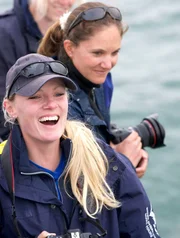 Biologist Alison Towner (l.) and photographer Monique Fallows.
