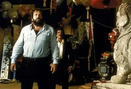 Mord, Erpressung, Raub, Rauschgifthandel und Prostituion - seit zwanzig Jahren in treuer Pflichterf&uuml;llung muss sich der bullige Polizist Rizzo (Bud Spencer, l.), genannt 'Plattfu&szlig;', damit herumschlagen ...