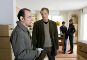 Eva Saalfeld (Simone Thomalla, hinten r.) und Andreas Keppler (Martin Wuttke, l.) wollen von ihren Freunden Berit (Jule Ronstedt) und Matthias Krupp (Thorsten Nindel) wissen, was mit ihrer Tochter los ist und wo Matthias in der Mordnacht war.