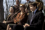 W&auml;hrend des Begr&auml;bnisses ihrer Tochter und im Beisein deren Fast-Ehemanns Joe (Jake Gyllenhaal, rechts) versuchen Ben (Dustin Hoffman, links) und seine Frau Jojo (Susan Sarandon) die Fassung zu wahren.