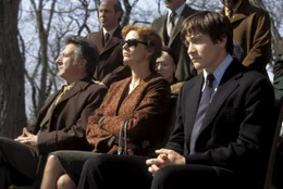 W&auml;hrend des Begr&auml;bnisses ihrer Tochter und im Beisein deren Fast-Ehemanns Joe (Jake Gyllenhaal, rechts) versuchen Ben (Dustin Hoffman, links) und seine Frau Jojo (Susan Sarandon) die Fassung zu wahren.