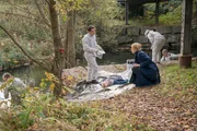 Dr. Stein (Judith Sehrbrock, 2.v.l.) erklärt Ina (Melanie Marschke, M.) den möglichen Tathergang, denn der Fundort ist nicht der Tatort. (Komparsen im Bild)