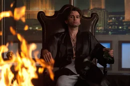 Nur Peter Vincent (David Tennant), ein Zauberer und angeblicher Vampir-Experte aus Las Vegas, glaubt Charleys Behauptungen. Doch helfen bei der Jagd nach dem Vampir will er nicht ...
