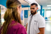 Dr. Sahin (Nicolas Fethi Türksever, r.) hält Abstand – zu viel steht zwischen ihm und Betty (Henrike Hahn, l). Gibt es noch eine Chance für beide?