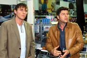 Jupp (Uwe Fellensiek, r.) und Falk (Dirk Martens, l.) haben es mit einer ewig brennenden Glühlampe zu tun. Jupp (Uwe Fellensiek, r.) und Falk (Dirk Martens, l.) haben es mit einer ewig brennenden Glühlampe zu tun.