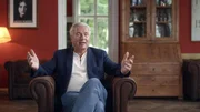 „Ich bin schwul und das ist auch gut so!“ Nachdem der Berliner Bankenskandal das etwas verstaubte Machtduo Eberhard Diepgen und Klaus-Rüdiger Landowsky im Jahr 2001 hinweggefegt und die Käseglocke von Berlin genommen hat, zieht mit dem charmanten und auch machtbewussten Klaus Wowereit ein neuer Stil in die Politik ein: Locker nach außen, aber knallhart in der Sache. - Klaus Wowereit, ehemaliger Regierender Bürgermeister (2001-2014). Mit "Arm, aber sexy" prägte er in den Nullerjahren das Motto von Berlin.