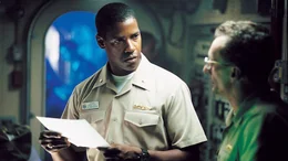 Erster Offizier Ron Hunter (Denzel Washington, li.) und Zimmer (Matt Craven, re.)