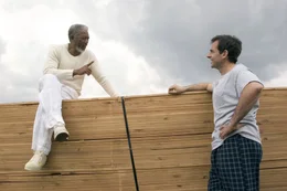 Mit Hilfe seiner drei S&ouml;hne und der Erstausgabe von "Arche Bauen f&uuml;r Dummies" macht sich Evan (Steve Carell, r.) im Auftrag von Gott (Morgan Freeman, l.) an die Konstruktion, ohne zu ahnen, was ihn nach der Fertigstellung erwartet ...