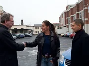 Dr. Kaminski (Udo Schenk, rechts) hat die Fahrprüfung bestanden. Seine Fahrlehrerin Uschi Kraft (Katy Karrenbauer) verabschiedet sich gut gelaunt vom Prüfer (Komparse).