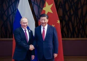 Russlands Pr&auml;sident Wladimir Putin mit Chinas Pr&auml;sident Xi Jinping bei einem Treffen der Asiatisch-Pazifischen Wirtschaftsgemeinschaft (APEC) im November 2017