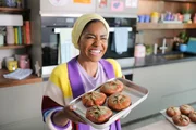 Nadiya Hussain mit Doughnuts. Nadiya Hussain mit Doughnuts.