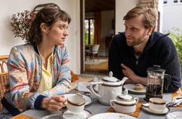 Simone (Friederike Becht, li.) und Martin (Ulrich Brandhoff, re.) sind &uuml;berfordert.