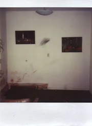 Zwei Bilder an der Wand Zwei Bilder an der Wand