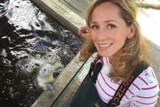 Moderatorin Tamina Kallert in der Seehundstation in Norddeich.