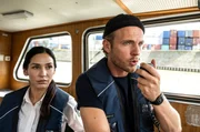 Arda Turan (Yasemin Cetinkaya, l.) und Frank van Dijk (Niklas Osterloh, r.) bekommen einen Funkspruch. In der Duisburger Kunsthalle wurden teure Gemälde gestohlen.