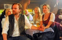 Vorne: Robert Meierhofer (Markus Hamele), Alma (Patricia Aulitzky).