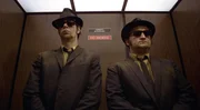 Elwood (Dan Aykroyd, l.) und Jake (John Belushi, r.)