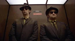Elwood (Dan Aykroyd, l.) und Jake (John Belushi, r.)