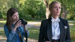 Stephanie (Anna Kendrick, l.) und ihre Freundin Emily (Blake Lively, r.).