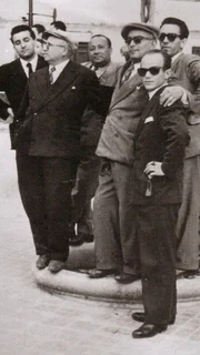 Peppino k&auml;mpft gegen die Mafia - obwohl seine eigene Familie in deren Umfeld involviert ist. Das Bild zeigt seinen Vater Luigi (3.v.l.) mit mehreren Mafiagr&ouml;&szlig;en Siziliens:(v.l.): Leonardo Pandolfo, Cesare Manzella, Tommasco Impastato, Sarino Badalamenti und schlie&szlig;lich auch Peppinos M&ouml;rder Gaetano Badalamenti.