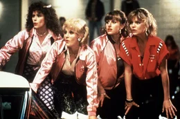 Stephanie (Michelle Pfeiffer, r.) ist die Anf&uuml;hrerin der 'Pink Ladies'. Sie und ihre Freundinnen Sharon (Maureen Teefy, l.), Paulette (Lorna Luft, 2.v.l.) und Rhonda (Allison Price, 2.v.r.) stehen auf ausgebuffte, knallharte Motorrad-Biker ...