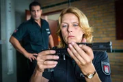 Tarik (Serhat Cokgezen) macht sich Sorgen, dass Claudia (Janette Rauch) ihrem Job nicht mehr gewachsen ist, seit sie nachts in einem Park überfallen wurde. Tarik (Serhat Cokgezen) macht sich Sorgen, dass Claudia (Janette Rauch) ihrem Job nicht mehr gewachsen ist, seit sie nachts in einem Park überfallen wurde.