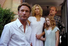 Christian,Sprottes Vater, (Thomas Kretschmann) taucht nach 13 Jahren unerwartet bei Sybille (Veronica Ferres), Sprotte (Michelle von Treuberg) und dem "Klugscheisser "Thorben Mossmann (Oliver Slokowski) auf.