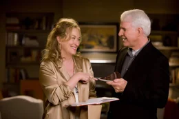 Eigentlich soll Adam Schaffer (Steve Martin, r.) nur den Umbau von Janes (Meryl Streep, l.) Haus planen, doch dann entwickelt sich zwischen den beiden mehr als nur eine berufliche Beziehung ...