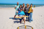 Sommer, Sonne, Ostsee – die Promis lassen es sich beim Strandausflug auf Rügen gutgehen. (v. l. n. r.: Pascal Hens, Isabel Varell, Axel Schulz, Leo Reisinger, Bettina Tietjen, Ariana Baborie)