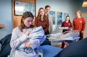 Conny Steiner hat ein gesundes Baby geboren. Es f&auml;llt ihr nun schwer, es den Adoptiveltern zu &uuml;bergeben. V.l.n.r.  Conny Steiner (Carolin Garnier), Carola Kramer (Judith Mauthe), Manuel Kramer (Matthias Walter), Jasmin Hatem (Leslie-Vanessa Lill) und Fiete Petersen (Adrian R. G&ouml;ssel)