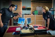 Tarik (Serhat Cokgezen, l.) ist von der Unschuld seines Kollegen Mattes überzeugt, während Claudia (Janette Rauch, r.) dessen Unschuld erst einmal beweisen möchte.