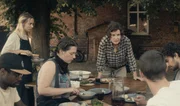 Die Gruppe (v.l.n.r. Sylvain Mabe, Luna Mohmand, Antonie Lawrenz, Aaron Hilmer, Zoltan Pingel) reagiert zunehmend genervt auf Frejas (Karla Nina Diedrich, 3.v.r.) Ansprachen . Die Gruppe (v.l.n.r. Sylvain Mabe, Luna Mohmand, Antonie Lawrenz, Aaron Hilmer, Zoltan Pingel) reagiert zunehmend genervt auf Frejas (Karla Nina Diedrich, 3.v.r.) Ansprachen .