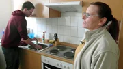 Tauschmutter Gabi (55) mit Fabian in der Küche