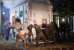 Es ist schon dunkel, als Kaavan &ndash; noch immer in seiner Transportbox &ndash; endlich sein neues Zuhause in Kambodscha erreicht.