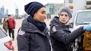Emily Foster (Annie Ngosi Ilonzeh, l.) und Sylvie Brett (Kara Killmer, r.)