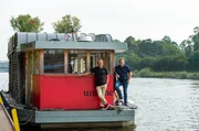Die beiden Köche Björn Freitag (r) und Frank Buchholz (l) fahren mit Kapitän Heinz-Dieter Fröse und seinem selbstgebauten Hausboot durchs Ruhrgebiet.