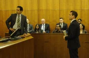 Ein Autounfall bringt Harvey (Gabriel Macht, 3.v.r.) in eine juristische Auseinandersetzung mit dem gewieften Taxifahrer Tony (José Zúñiga, l.). Schon bald sieht er sich mit einer unerwarteten Klage konfrontiert.